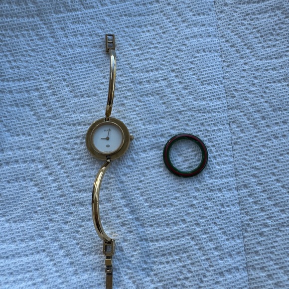 Vintage Gucci Bangle Women’s Watch
Includes Gucci Original Green and Red Band - Picture 3 of 7